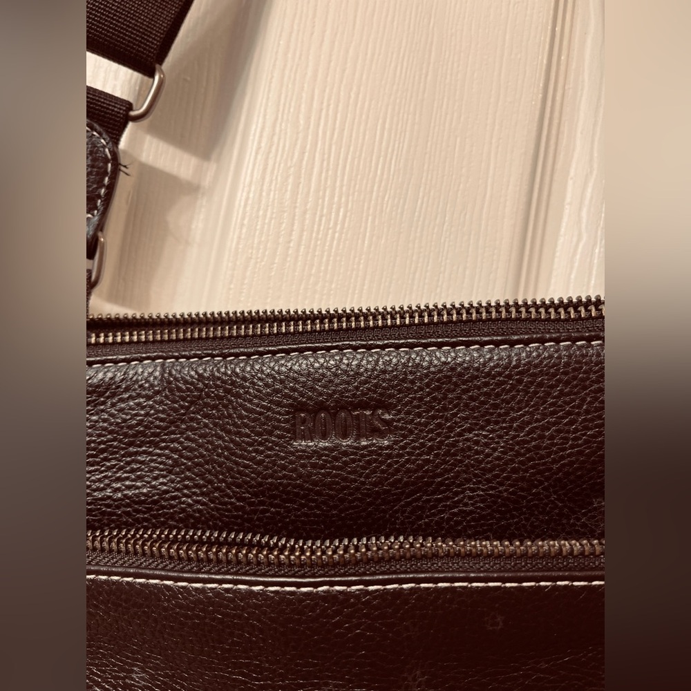 ROOTS CANADA — Genuine Pebbled Leather Crossbody Bag | Dark Brown